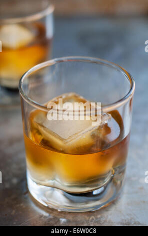 De délicieux verre de scotch single malt whiskey on the rocks Banque D'Images