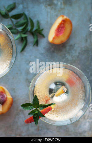 Cocktails d'été rafraîchissants martinis vodka avec Pêches fraîches Banque D'Images