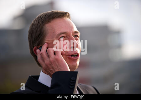 Berlin, Allemagne. 31 août, 2014. Le président fédéral de l'AfD, Bernd Lucke, sourire alors qu'il parle au téléphone pendant la partie de l'élection de l'AfD à l'occasion des élections de l'état de Saxe à Berlin, Allemagne, 31 août 2014. Photo : Daniel Naupold/dpa/Alamy Live News Banque D'Images