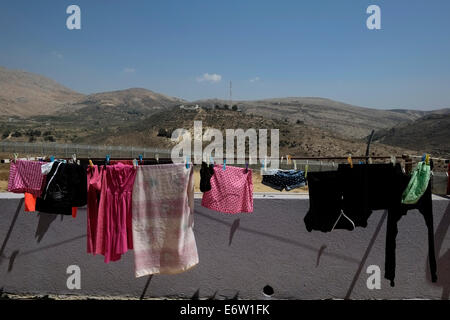 La partie syrienne de Quneitra salon est vue d'une maison résidence Druze à Majdal Shams dans les basses collines de Mt. L'Hermon, au nord du plateau du Golan. Israël Banque D'Images