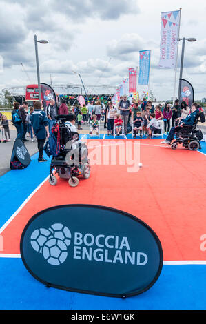 Stratford, London, UK, 30 août 2014. Le maire de Londres, une partie du Festival Liberté journée paralympique national 2014 au Queen Elizabeth Olympic Park, présenté disability arts et sports inclus. Présenté : les gens d'apprendre à jouer à la boccia. Crédit : Stephen Chung/Alamy Live News Banque D'Images