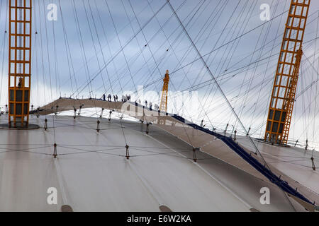 Les gens l'ascension du toit du dôme O2 Arena, Greenwich, Londres Banque D'Images