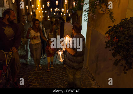 Vallerano, Italie. 30e Août, 2014. Dans la ville médiévale de Vallerano, Italie, la nuit du dernier samedi du mois d'août est le 'la nuit des bougies. La ville est éclairée seulement par des bougies 50,000 alors que la musique et spectacles se déroulent dans les petites places. C'est la septième édition et plus de six mille personnes participent à l'événement. Crédit : Francesco Gustincich/Alamy Live News Banque D'Images