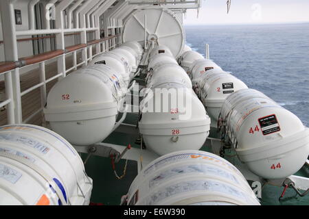 Radeaux de secours stockés sur le pont Promenade, P&O Cruises Oriana, la Norvège 2014 Banque D'Images