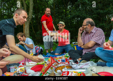 Paris, France, Groupe Français hommes, LGBT, pique-nique d'ONG au Parc de Vincennes, groupes de personnes dans le parc, hommes français pique-niquant Banque D'Images