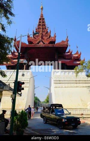 Porte de l'est au Palais Royal, Mandalay, Myanmar, en Asie Banque D'Images