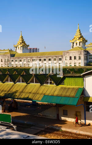 La gare principale de Yangon, Myanmar, en Asie Banque D'Images