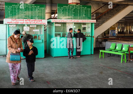 À la gare principale de Mandalay, Myanmar, en Asie Banque D'Images