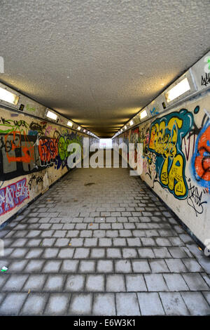 Passage souterrain des murs couverts de graffitis, Derry, Londonderry, en Irlande du Nord, Royaume-Uni, Europe Banque D'Images