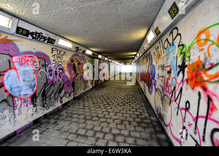 Passage souterrain des murs couverts de graffitis, Derry, Londonderry, en Irlande du Nord, Royaume-Uni, Europe Banque D'Images