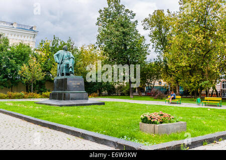 Le monument à l'écrivain russe (soviétique) Alexeï Tolstoï près de la grande église de l'ascension dans Bolshaya Nikitskaya st. Banque D'Images