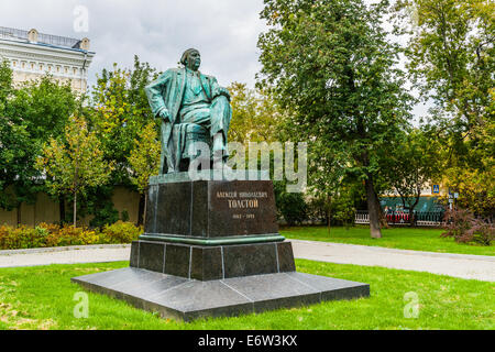 Le monument à l'écrivain russe (soviétique) Alexeï Tolstoï près de la grande église de l'ascension dans Bolshaya Nikitskaya st. Banque D'Images