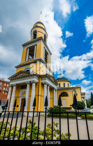 Le beffroi de l'église de l'ascension plus dans Bolshaya Nikitskaya rue de Moscou Banque D'Images