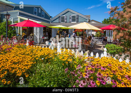 Restaurant en plein air dans le village de Niagara on the Lake sur la rivière Niagara en Ontario Canada Banque D'Images