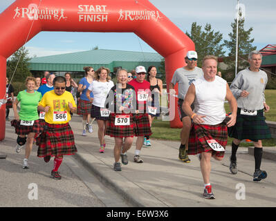 Calgary, Alberta, Canada. 30e Août, 2014. Les participants à la 3e début des kilts écossais, sur le run au Calgary Highland Games, Calgary, Alberta, Canada le samedi 30 août 2014. Les fonds recueillis par la course/marche de 5 km et 1 km Run/Walk sont donnés à la Société canadienne du cancer au profit de leur portée pour le programme de guérison. Credit : Rosanne Tackaberry/Alamy Live News Banque D'Images