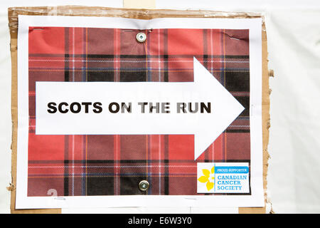 Calgary, Alberta, Canada. 30e Août, 2014. Signe indique le cours de la 3e réunion annuelle des Écossais, sur le run au Calgary Highland Games, Calgary, Alberta, Canada le samedi 30 août 2014. Les fonds recueillis par la course/marche de 5 km et 1 km Run/Walk sont donnés à la Société canadienne du cancer au profit de leur portée pour le programme de guérison. Credit : Rosanne Tackaberry/Alamy Live News Banque D'Images