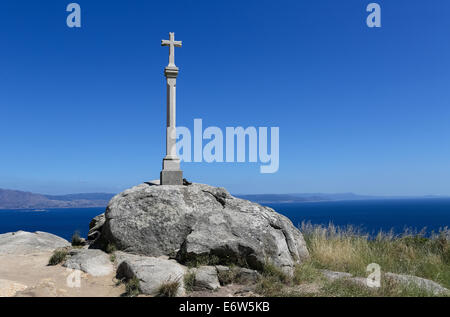 Croix de Pierre au phare du cap Finisterre, la destination finale pour de nombreux pèlerins sur le Chemin de Saint Jacques de Compostelle. Banque D'Images