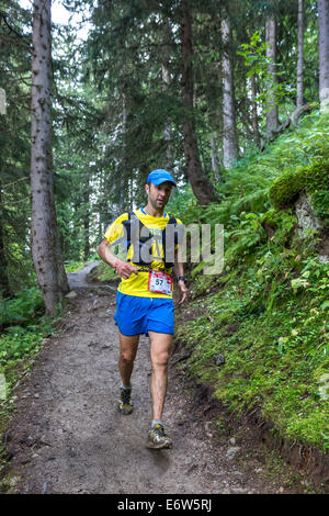 Haut module de finition britannique Jez Bragg passe au-dessus du col de la Forclaz en Suisse sur le chemin d'une 20e place à l'UTMB. La course a l'ossature à travers 3 pays alpins (France, Suisse et Italie), plus de nombreux passages de haute montagne pour un total de 163km de course et 9600m de gain de hauteur totale, alors que leur tour du massif du Mont Blanc. La course se déroule en semi-autonomie avec seulement quelques arrêts pour l'alimentation et l'eau. Il est exécuté pour 2 nuits et 2 jours. Le premier porteur atteint Chamonix en moins de 21 heures. Banque D'Images