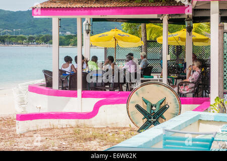 Vous pourrez manger et prendre un verre en plein air sur le patio d'un restaurant en bord de plage sur la plage de 'Sandcastle Beach' à Sainte-Croix, aux îles Vierges américaines. Banque D'Images