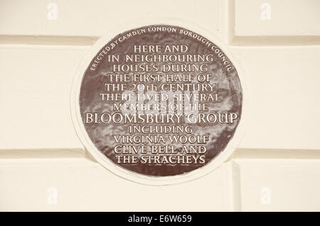 Une plaque en céramique à 50 Gordon Square, à Camden, qui était à la maison à plusieurs membres du Bloomsbury group, y compris Virginia Woolf. Londres, Angleterre. Banque D'Images