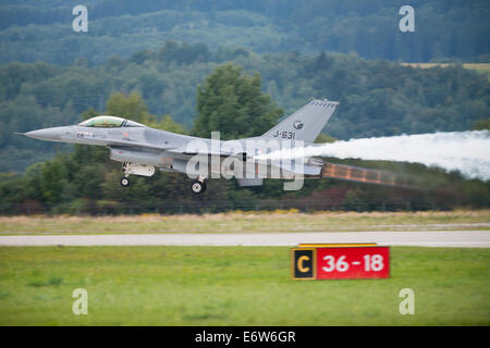 SLIAC, SLOVAQUIE - Août 30 : décollage de F-16 Falcon de l'Armée de l'air royale des Pays-Bas à FAHI airshow à Sliac, la Slovaquie le 30 août 2014 Credit : Lubos Paukeje/Alamy Live News Banque D'Images