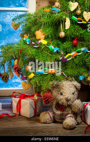 Arbre de Noël décoré avec des cadeaux dans une soirée d'hiver Banque D'Images