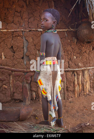 Litte Hamer Girl tribu en tenue traditionnelle, Turmi, vallée de l'Omo, Ethiopie Banque D'Images