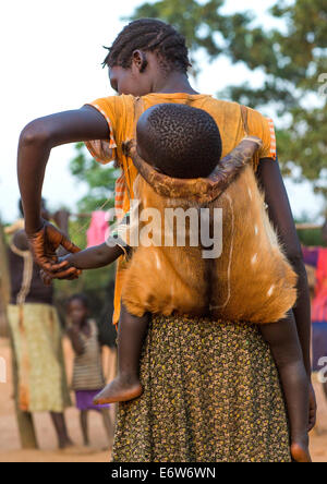 Tribu Majang femme avec son bébé, l'Éthiopie, Kobown Banque D'Images