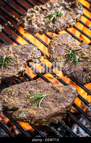 Guéri frais steak sur le grill avec le feu Banque D'Images