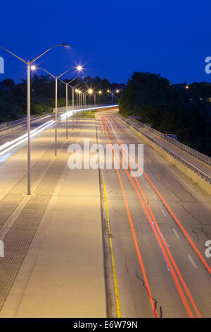 Smith-Triller viaduc qui traverse 16 Mile Creek le long de la rue Dundas au crépuscule. Oakville, Ontario, Canada. Banque D'Images