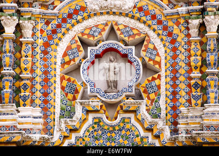 Détail de la façade baroque de l'église de San Francisco Acatepec près de Puebla, Mexique. Banque D'Images