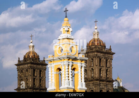 Trois tours d'église dans le centre-ville colonial de Puebla, Mexique. Banque D'Images