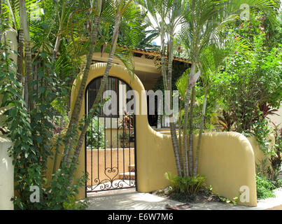 Maison de style adobe à Sayulita, Mexique. Banque D'Images