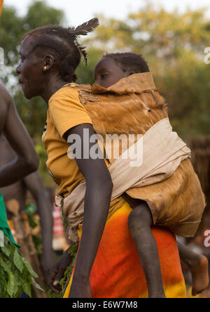 Tribu Majang femme avec son bébé, l'Éthiopie, Kobown Banque D'Images