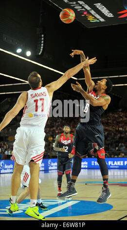 Bilbao, Espagne. 31 août, 2014. Derrick Rose (R) de la United States pousses durant le match du groupe C entre les États-Unis et la Turquie lors de la Coupe du Monde de Basketball FIBA 2014, à Bilbao, Espagne, le 31 août, 2014. Les États-Unis ont gagné 98-77. (Xinhua/Xie Haining) Credit : Xinhua/Alamy Live News Banque D'Images