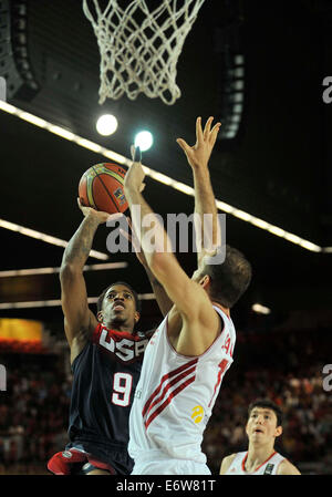 Bilbao, Espagne. 31 août, 2014. DeMar Derozan (L) de la United States pousses durant le match du groupe C entre les États-Unis et la Turquie lors de la Coupe du Monde de Basketball FIBA 2014, à Bilbao, Espagne, le 31 août, 2014. Les États-Unis ont gagné 98-77. (Xinhua/Xie Haining) Credit : Xinhua/Alamy Live News Banque D'Images