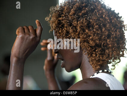 Femme en prière pendant le service d'église catholique dimanche, l'Éthiopie, Gambela Banque D'Images