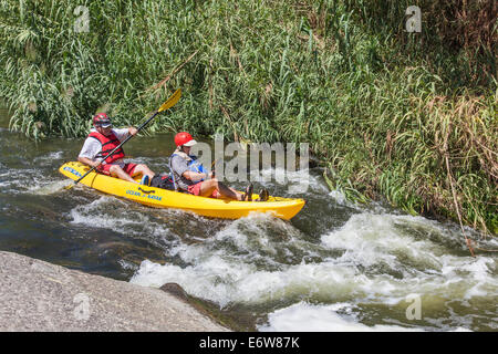 LA, CA, USA. 30e Août, 2014. Les kayakistes en tandem. La première conférence annuelle de la River Boat Race a eu lieu le 30 août 2014 sur un parcours composé de 3/4 de mille petits rapides et de l'eau plat situé le long d'un tronçon de la rivière le long de la Glendale Narrows dans l'Elysian Valley. Près d'une centaine de participants ont concouru dans une variété de classifications qui inclus et Mens Womens Advanced, intermédiaires et débutants ainsi que les jeunes, Tandem et Stand-Up Paddle boat. Credit : Température Images Inc./Alamy Live News Banque D'Images