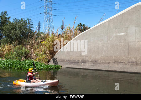 LA, CA, USA. 30e Août, 2014. La première conférence annuelle de la River Boat Race a eu lieu le 30 août 2014 sur un parcours composé de 3/4 de mille petits rapides et de l'eau plat situé le long d'un tronçon de la rivière le long de la Glendale Narrows dans l'Elysian Valley. Près d'une centaine de participants ont concouru dans une variété de classifications qui inclus et Mens Womens Advanced, intermédiaires et débutants ainsi que les jeunes, Tandem et Stand-Up Paddle boat. Credit : Température Images Inc./Alamy Live News Banque D'Images