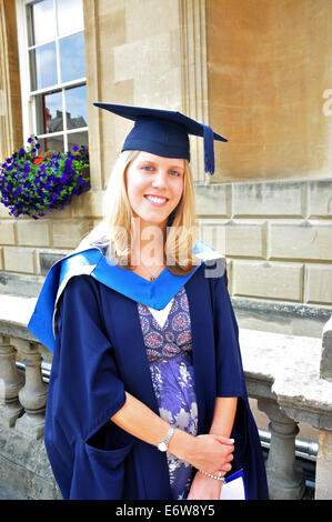 Jeune femme portant robe de postgraduation, baignoire, Somerset, England, United Kingdom Banque D'Images