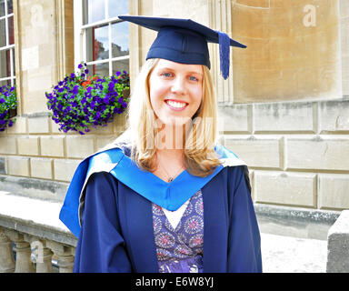 Jeune femme portant robe de postgraduation, baignoire, Somerset, England, United Kingdom Banque D'Images