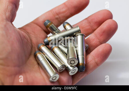 Man holding poignée de Winchester magnum 357 balles à pointe creuse (munitions) - USA Banque D'Images