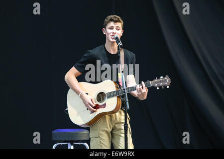 Greensboro, North Carolina, USA. 29 août, 2014. Musique Artiste SHAWN MENDES effectue au White Oak Amphitheatre en Caroline du Nord. Shawn Peter Raul Mendes (né le 8 août 1998) est un artiste canadien de la musique. © Andy Martin Jr./ZUMA/Alamy Fil Live News Banque D'Images