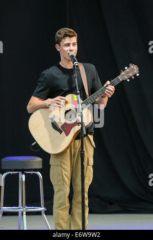 Greensboro, North Carolina, USA. 29 août, 2014. Musique Artiste SHAWN MENDES effectue au White Oak Amphitheatre en Caroline du Nord. Shawn Peter Raul Mendes (né le 8 août 1998) est un artiste canadien de la musique. © Andy Martin Jr./ZUMA/Alamy Fil Live News Banque D'Images