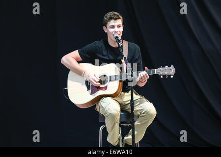 Greensboro, North Carolina, USA. 29 août, 2014. Musique Artiste SHAWN MENDES effectue au White Oak Amphitheatre en Caroline du Nord. Shawn Peter Raul Mendes (né le 8 août 1998) est un artiste canadien de la musique. © Andy Martin Jr./ZUMA/Alamy Fil Live News Banque D'Images