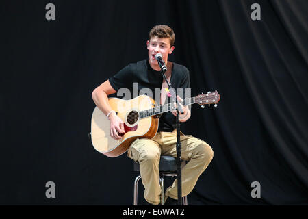 Greensboro, North Carolina, USA. 29 août, 2014. Musique Artiste SHAWN MENDES effectue au White Oak Amphitheatre en Caroline du Nord. Shawn Peter Raul Mendes (né le 8 août 1998) est un artiste canadien de la musique. © Andy Martin Jr./ZUMA/Alamy Fil Live News Banque D'Images