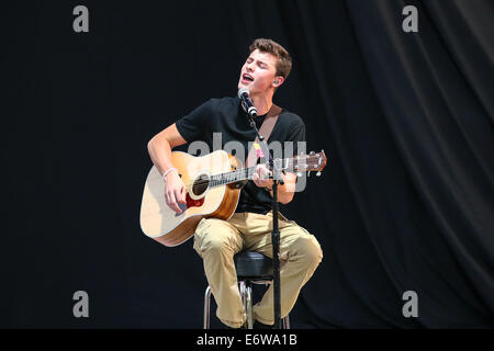 Greensboro, North Carolina, USA. 29 août, 2014. Musique Artiste SHAWN MENDES effectue au White Oak Amphitheatre en Caroline du Nord. Shawn Peter Raul Mendes (né le 8 août 1998) est un artiste canadien de la musique. © Andy Martin Jr./ZUMA/Alamy Fil Live News Banque D'Images