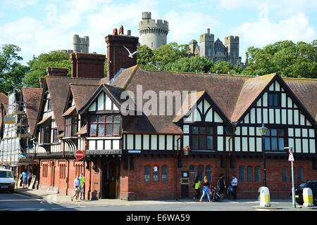 Vue de la ville et du château, High Street, Arundel, West Sussex, Angleterre, Royaume-Uni Banque D'Images