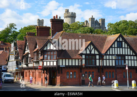 Vue de la ville et du château, High Street, Arundel, West Sussex, Angleterre, Royaume-Uni Banque D'Images