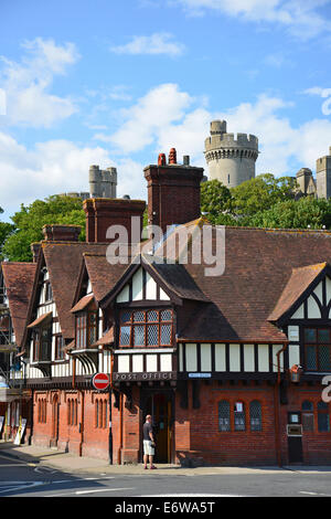 Vue de la ville et du château, High Street, Arundel, West Sussex, Angleterre, Royaume-Uni Banque D'Images